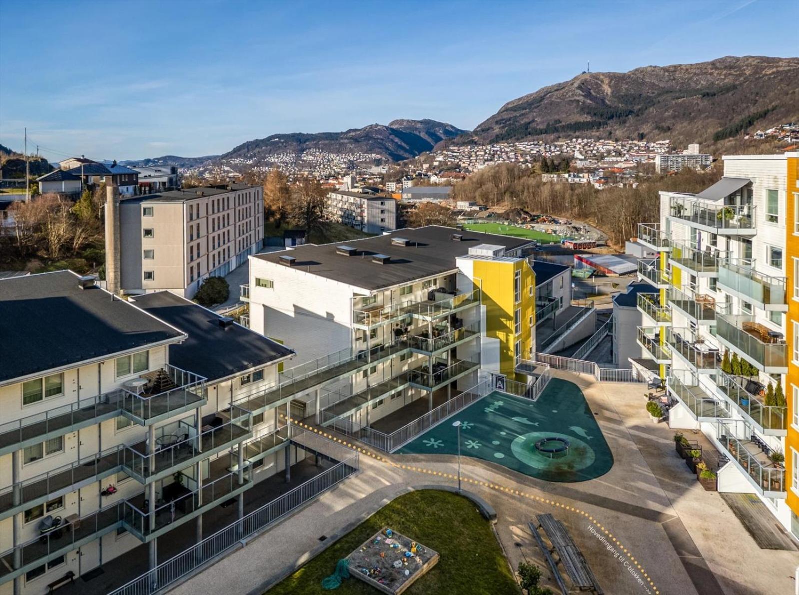 3 Sleeping For 82m2 Which Direct Traffic To Airport And Center Leilighet